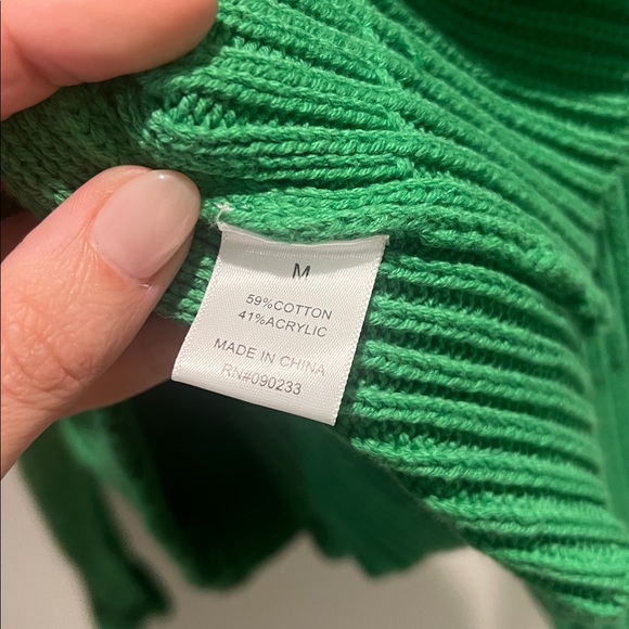 Green turtleneck sweater size medium - Picture 3 of 3